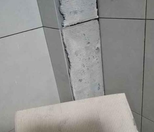 河曲瓷砖空鼓维修公司分享下厨房瓷砖脱落的补救措施。